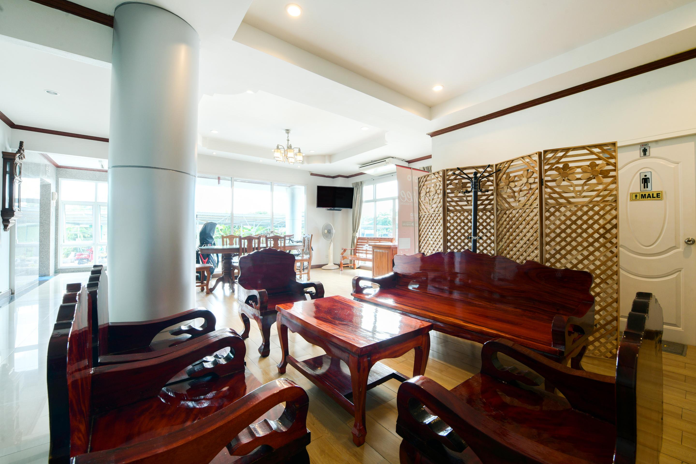Oyo 350 Mae Saeng Place Si Racha Bagian luar foto