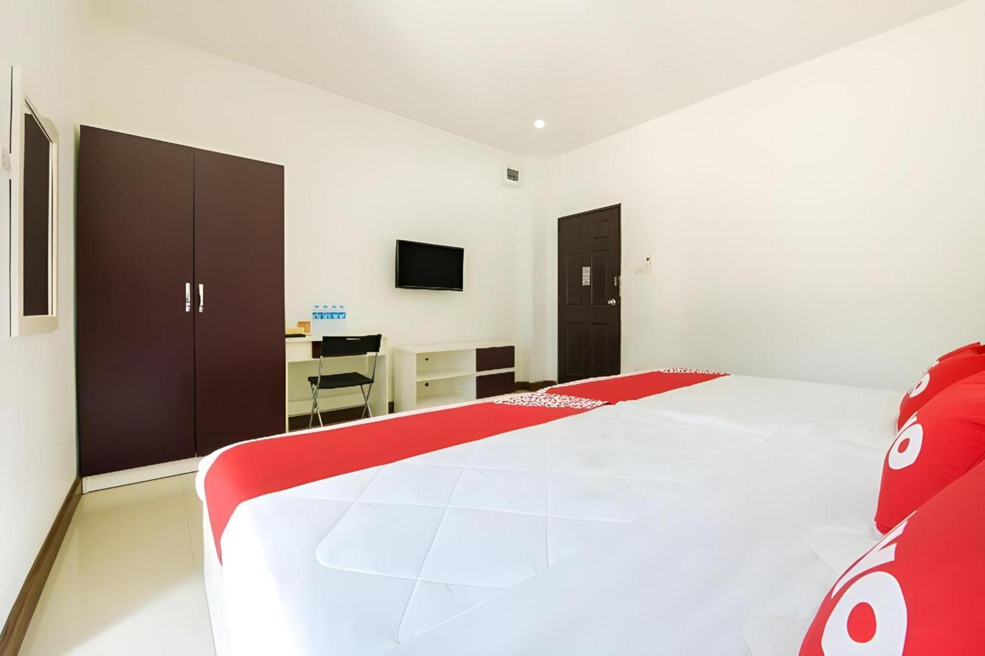 Oyo 350 Mae Saeng Place Si Racha Bagian luar foto