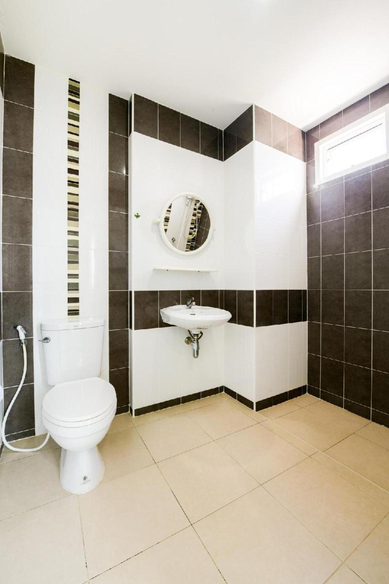 Oyo 350 Mae Saeng Place Si Racha Bagian luar foto